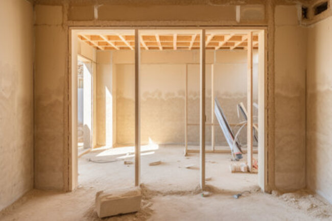 Réaménagement de l'espace avec des cloisons et séparation de grandes pièces