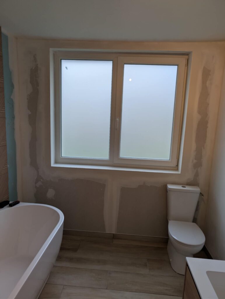 Installation d'une nouvelle fenêtre de salle de bain à Bapaume